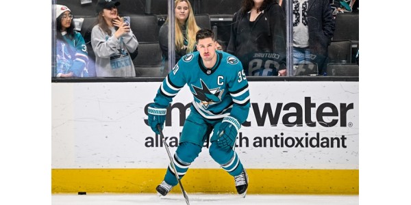 Kapitán San Jose Sharks Logan Couture dosáhl cíle jeden muž, jeden tým Kapitán San Jose Sharks Logan Couture dosáhl cíle jeden muž, jeden tým